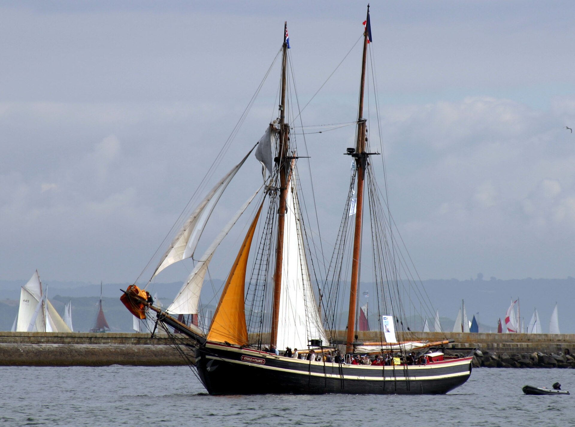 Étoile de France, goélette à huniers photographiée en navigation
